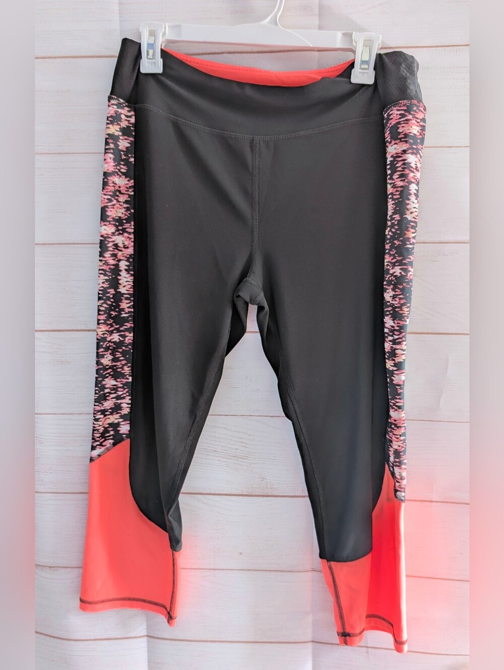 NYL Retro Black 🖤 and Coral 🪸 Colorblock Athletic Capris Leggings Size XL